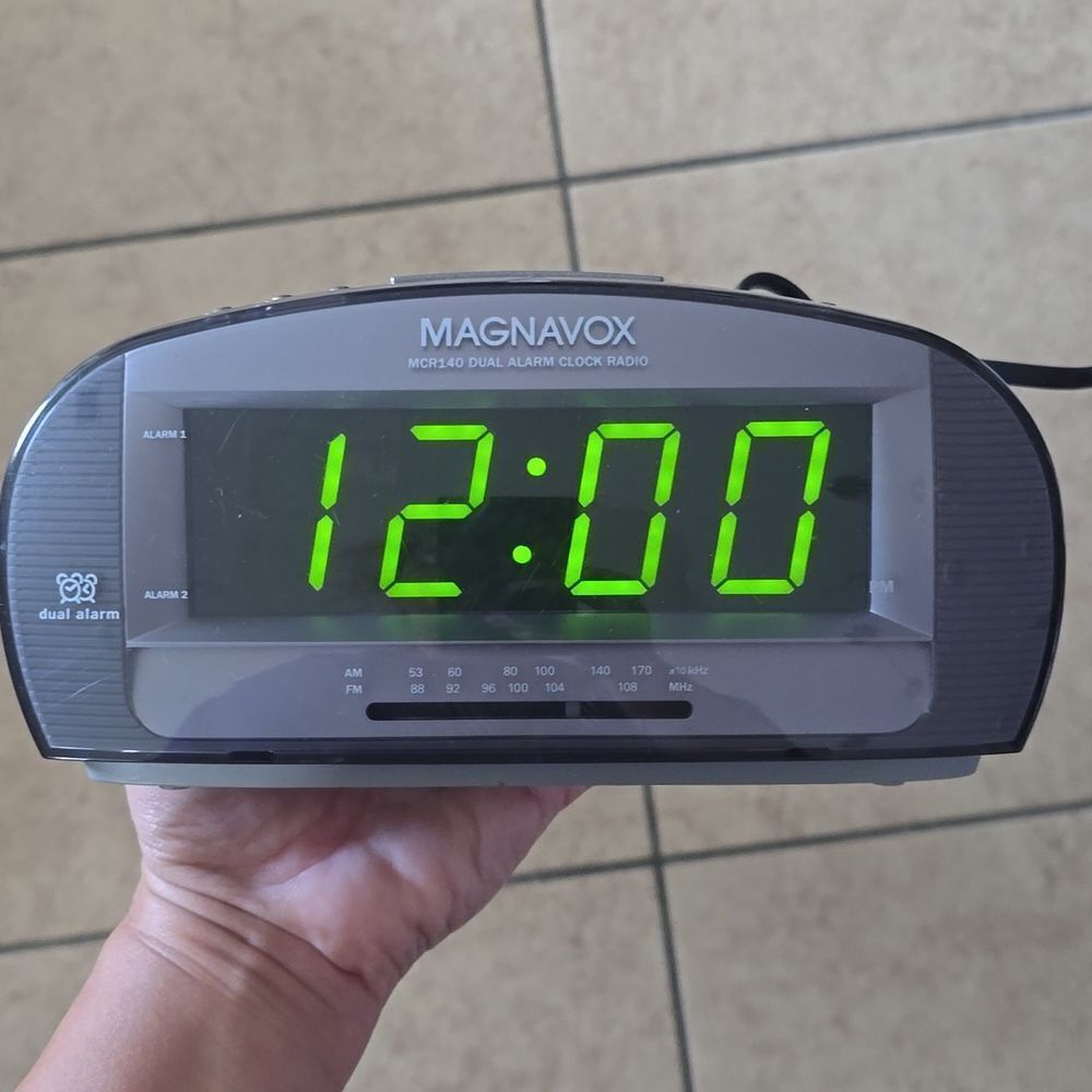 Magnavox Electric Dual Alarm Clock Radio – Classic Bedside Alarm ⏰